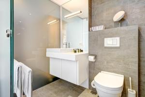 Un baño de Hotel Lün