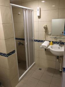 un bagno con doccia e lavandino di Home Inn a Jincheng