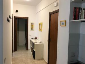 a room with a small refrigerator and a hallway at Il giardino dei limoni in Chiavari
