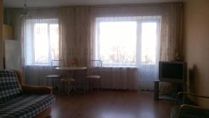 カリーニングラードにあるApartment Leninskiy 20のリビングルーム(ソファ、テーブル、窓付)