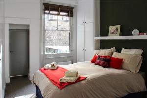 ロンドンにあるImperial Houseのベッドルーム1室(大型ベッド1台、タオル付)