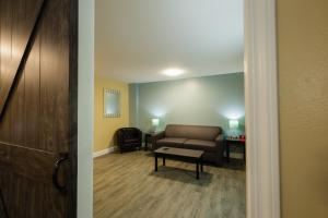 Hawthorn Extended Stay by Wyndham Saint Robert的休息区