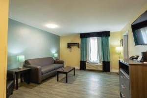 Hawthorn Extended Stay by Wyndham Saint Robert的电视和/或娱乐中心