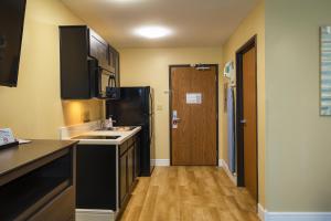 Hawthorn Extended Stay by Wyndham Saint Robert的厨房或小厨房
