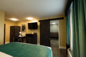 Hawthorn Extended Stay by Wyndham Saint Robert客房内的一张或多张床位