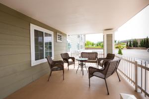 Hawthorn Extended Stay by Wyndham Saint Robert的阳台或露台