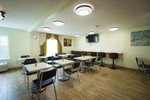 Hawthorn Extended Stay by Wyndham Saint Robert的电视和/或娱乐中心