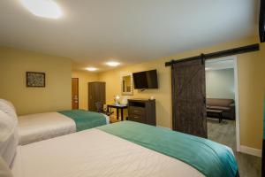 Hawthorn Extended Stay by Wyndham Saint Robert客房内的一张或多张床位