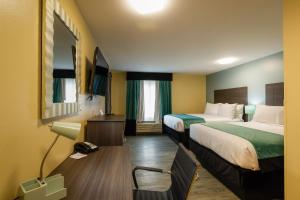 圣罗伯Hawthorn Extended Stay by Wyndham Saint Robert的有两张床和一张书桌的酒店房间 更多34张照片