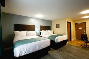 Hawthorn Extended Stay by Wyndham Saint Robert客房内的一张或多张床位