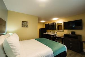 Hawthorn Extended Stay by Wyndham Saint Robert客房内的一张或多张床位