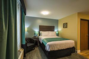 Hawthorn Extended Stay by Wyndham Saint Robert客房内的一张或多张床位
