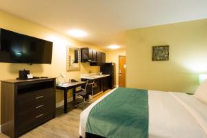 Hawthorn Extended Stay by Wyndham Saint Robert客房内的一张或多张床位
