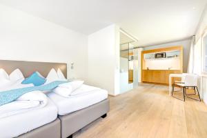 Una cama o camas en una habitación de Hotel Lün