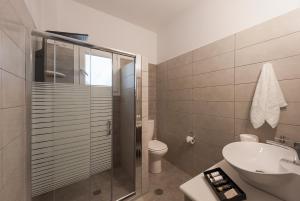 Koupelna v ubytování Anixis Studios Aliki Paros + 37 fotografií