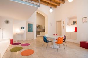 sala de estar con mesa y sillas en Modern Apartment in Historic Building, en Cagliari