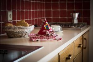 a kitchen counter with a party hat and a basket of bread at Appartementhaus Sapelza in Dobbiaco