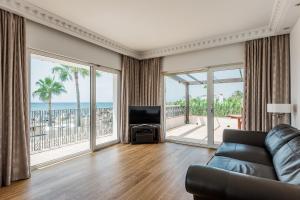 The Residence by the Beach House Marbella的休息区