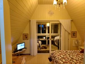 TV/trung tâm giải trí tại Chalé Vale do Bosque