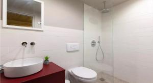 Ванная комната в 2 bedrooms 2 bathrooms apartment in Old Antibes +9 фотографий
