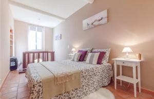 ein Schlafzimmer mit einem großen Bett und einem Tisch in der Unterkunft 2 bedrooms 2 bathrooms apartment in Old Antibes in Antibes