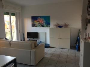 A television and/or entertainment centre at appartamento Chiara