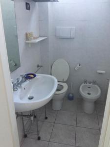 A bathroom at appartamento Chiara