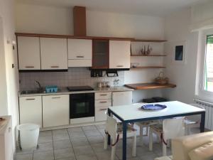 A kitchen or kitchenette at appartamento Chiara