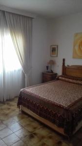 エステポナにあるVilla Charoのベッドルーム(ベッド1台、窓付)