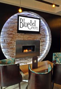 una chimenea en un restaurante con un cartel que diga hotel Blue Bell en The BlueBell Hotel, en Neath