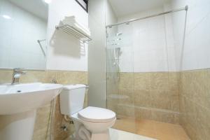 uma casa de banho com um WC, um lavatório e um chuveiro em Myrrh Hotel Chanthaburi em Chanthaburi