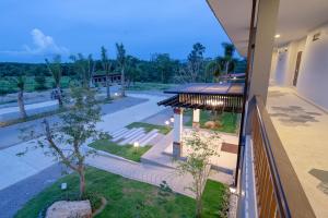 チャンタブリーにあるMyrrh Hotel Chanthaburiの通りの見える建物の頭上