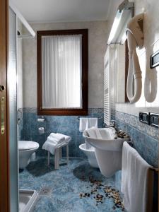 Bathroom sa Hotel & Residence Roma