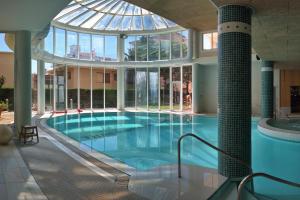 Bazén v ubytovaní Hotel & Apartaments Thalassa Sport & Spa alebo v jeho blízkosti