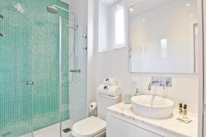 een badkamer met een toilet en een glazen douche bij BmyGuest - Arroios Cosy Apartment in Lissabon