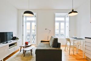 een woonkamer met een bank en een tafel bij BmyGuest - Arroios Cosy Apartment in Lissabon