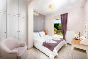 ダシアにあるTesori Dassia Villas By Hoteliusのベッドルーム1室(ベッド1台、椅子、デスク付)