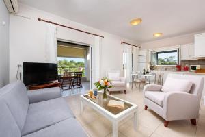 uma sala de estar com um sofá e uma mesa em Tesori Dassia Villas By Hotelius em Dassia
