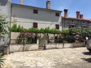 a building with flowers on the side of it at Holiday house Catela in Rakalj