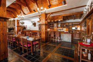 Lounge nebo bar v ubytování Hotel VZ Bedřichov