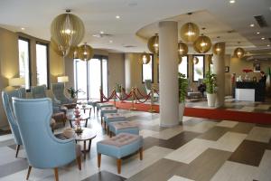 Ο χώρος του lounge ή του μπαρ στο Le Zenith Hotel Oran