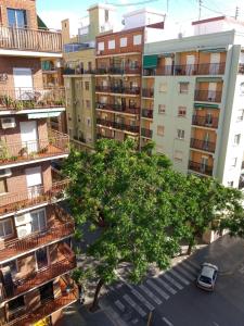 バレンシアにあるApartamento en la Ciudad de las Artes y las Cienciasの木々や建物のあるアパートメント複合施設のオーバーヘッドビュー
