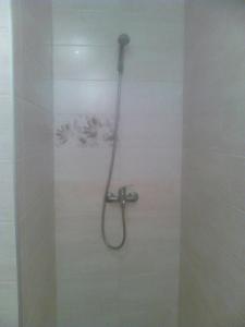 een douche met een douchekop in een badkamer bij GoodRest Nesebar in Nesebar