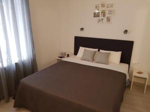 um quarto com uma cama grande e uma janela em Nata em Korčula