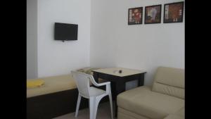 een kamer met een bureau, een stoel en een tafel bij GoodRest Nesebar in Nesebar