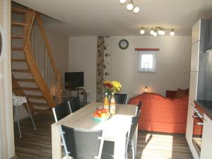 comedor y sala de estar con mesa y sillas en Beautiful Mansion in Bastorf near Sea en Kägsdorf