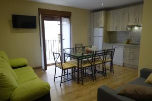 a kitchen and dining room with a table and chairs at El Cobijo de los Arribes in Fermoselle
