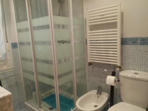 ヒホンにあるHestiaのバスルーム(シャワー、トイレ、洗面台付)