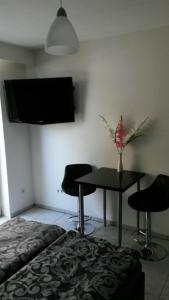フュルトにある1 Zimmer Apartment KLEIN aber FEINのベッド、テーブル、椅子が備わる客室です。