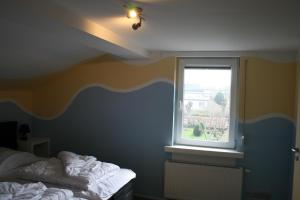 a bedroom with a bed and a window at Koserow Ferienwohnung Fam. Jäger 400m zum Strand in Ostseebad Koserow